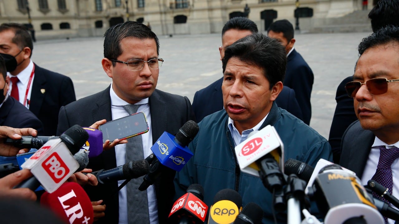 Renuncia el principal abogado (izquierda) del presidente Pedro Castillo (derecha) de Perú.