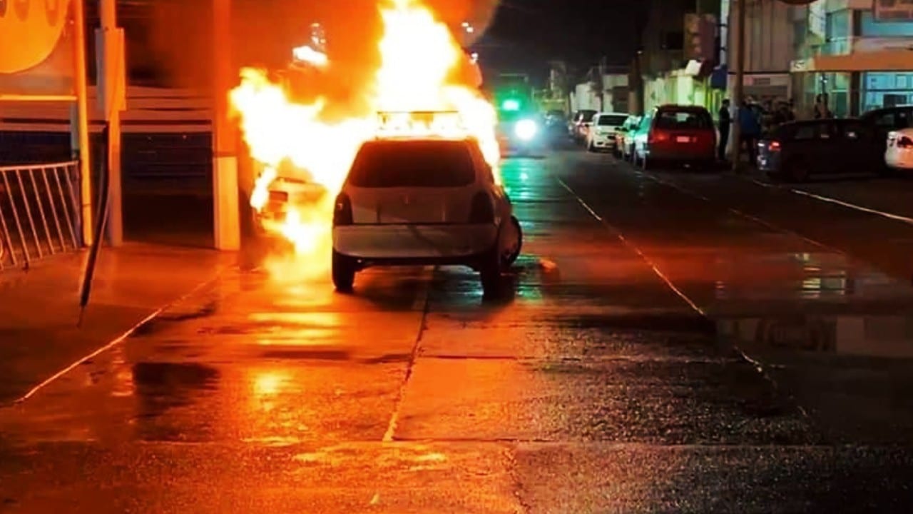 Hombres armados lanzan bombas y queman vehículos y comercios, en Celaya, Guanajuato