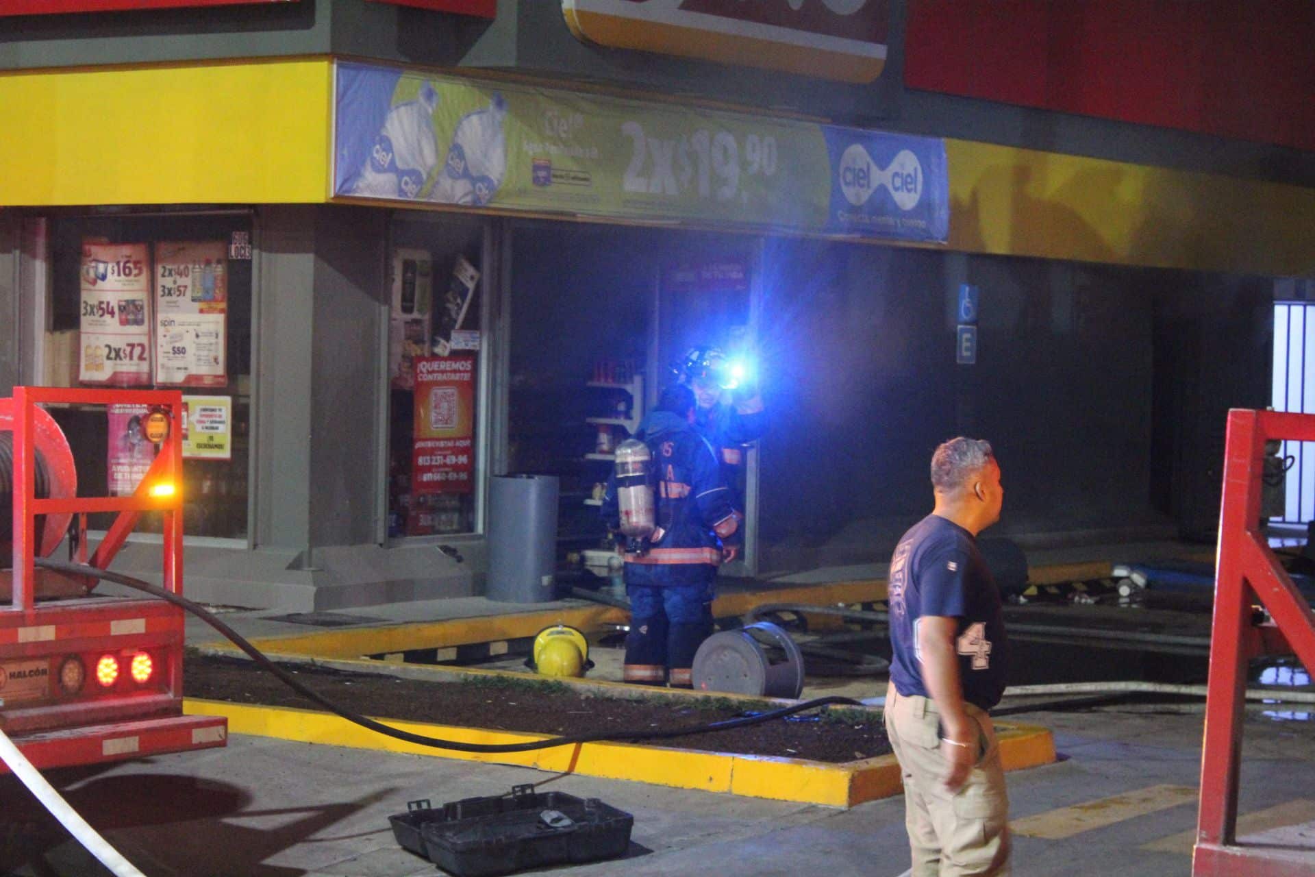Aspectos de la quema de una tienda de autoservicio en avenida Las Torres, colonia Dongu de Celaya, Guanajuato (Cuartoscuro)