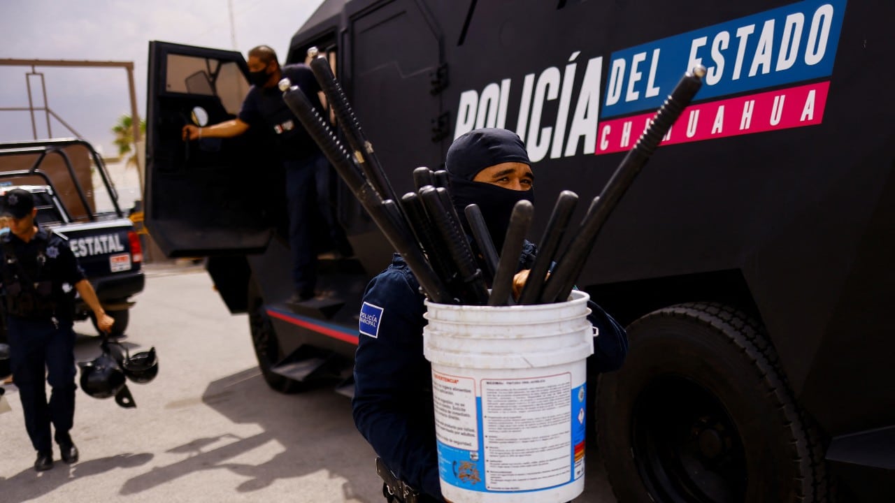 Elementos de seguridad llega a una prisión tras una pelea entre presos miembros de bandas rivales en Ciudad Juárez, Chihuahua (Reuters)