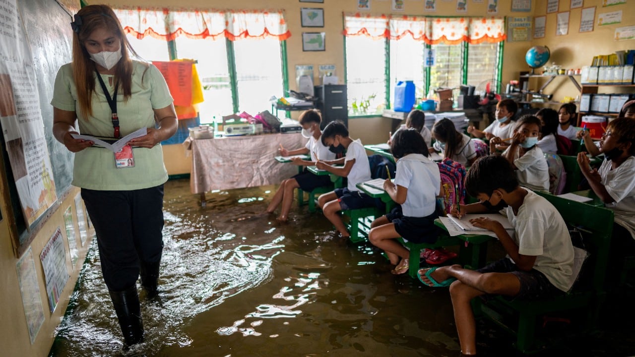 Cientos de escuelas cierran debido a una tormenta tropical en Filipinas