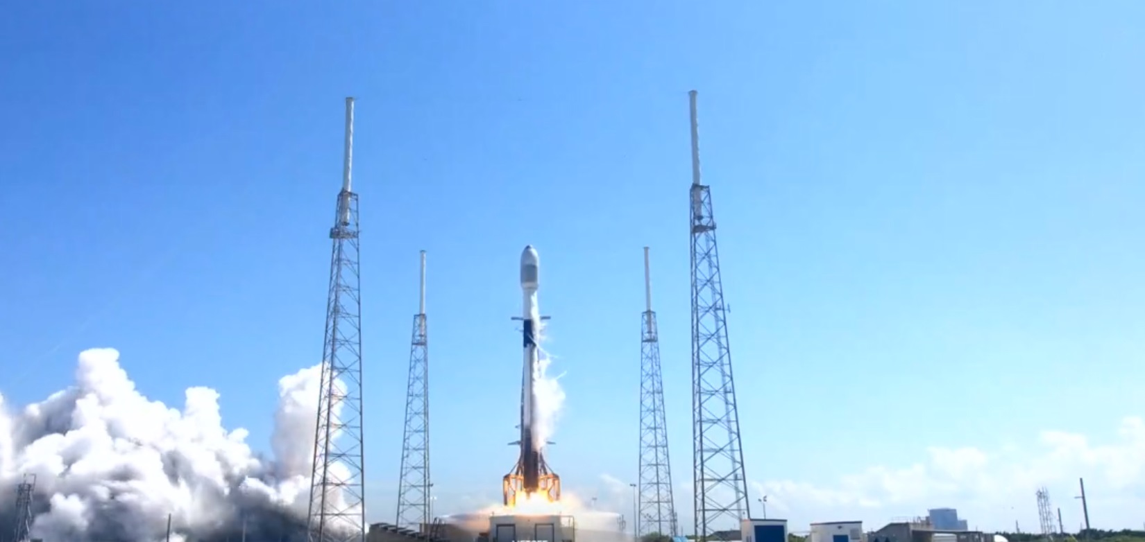 Lanzamiento de cohete Falcon 9 en Cabo Cañaveral (Twitter: @SpaceX)