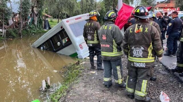 Confirman extinción de las rutas 81 y 36 tras accidente en el que microbús cayó al canal de Xochimilco.