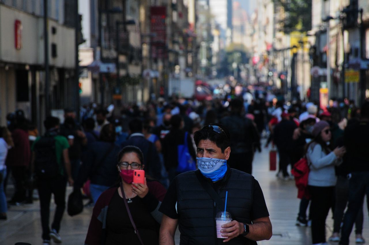 Cientos de personas avanzan por el Centro Histórico de la Ciudad de México (Cuartoscuro)