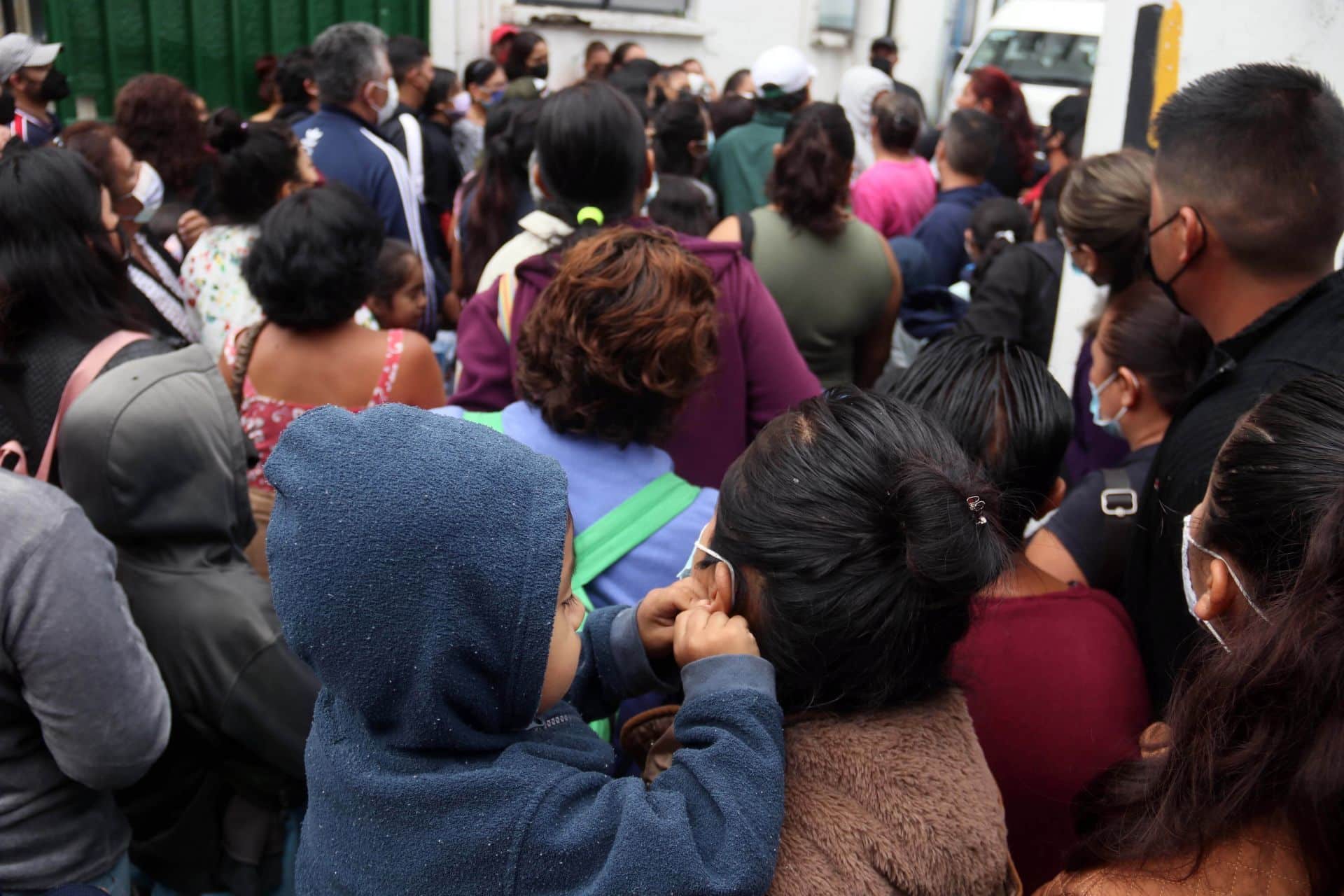 Decenas de padres de familia que acudieron a la clínica 20 del IMSS a vacunar contra COVID-19 a sus hijos del rango de edad de 5 a 11 años en Morelos (Cuartoscuro)