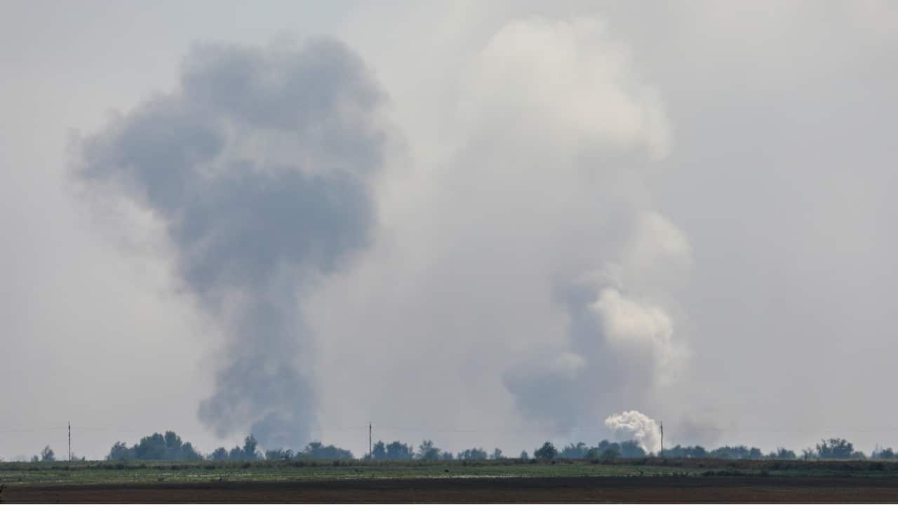 Una vista muestra el humo que se eleva sobre el área luego de una supuesta explosión en el pueblo de Mayskoye en el distrito de Dzhankoi, Crimea (Reuters)