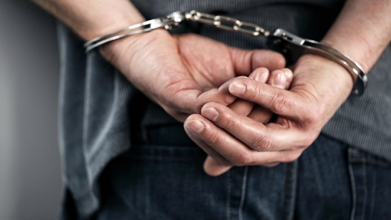 Una persona arrestada por autoridades (Pixabay)