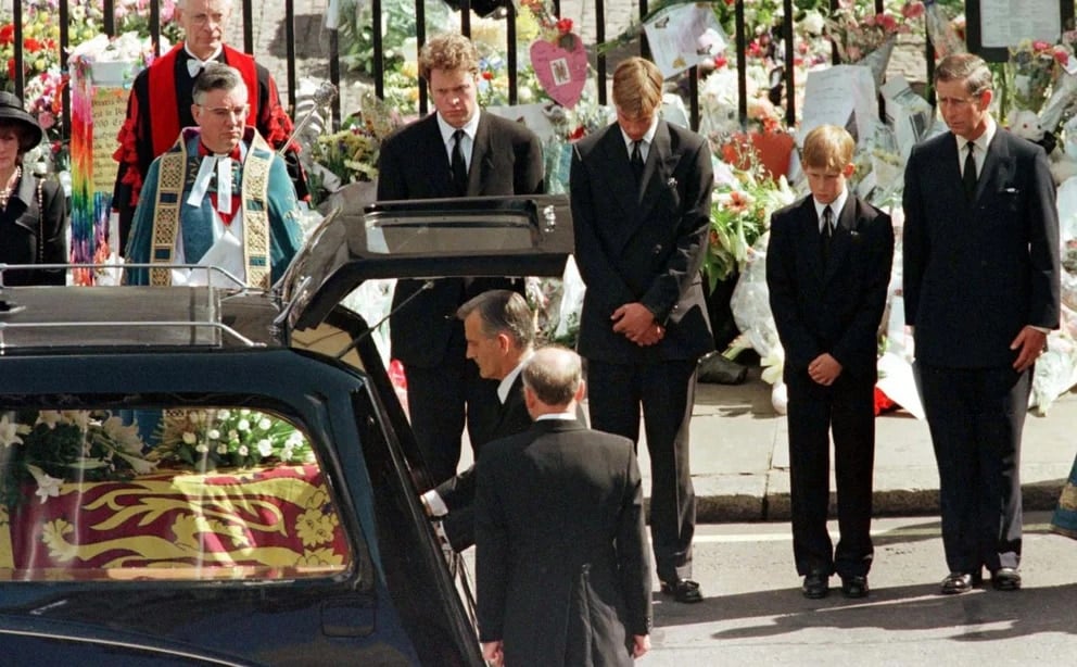 Hijos de la princesa Diana durante funeral