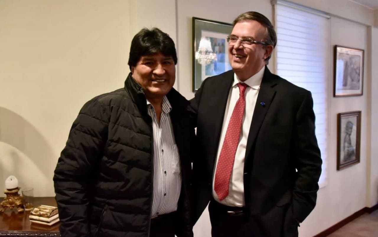 El expresidente de Bolivia, Evo Morales, junto a el canciller de México, Marcelo Ebrard, en una gira sudamericana del funcionario mexicano (Twitter: @m_ebrard)