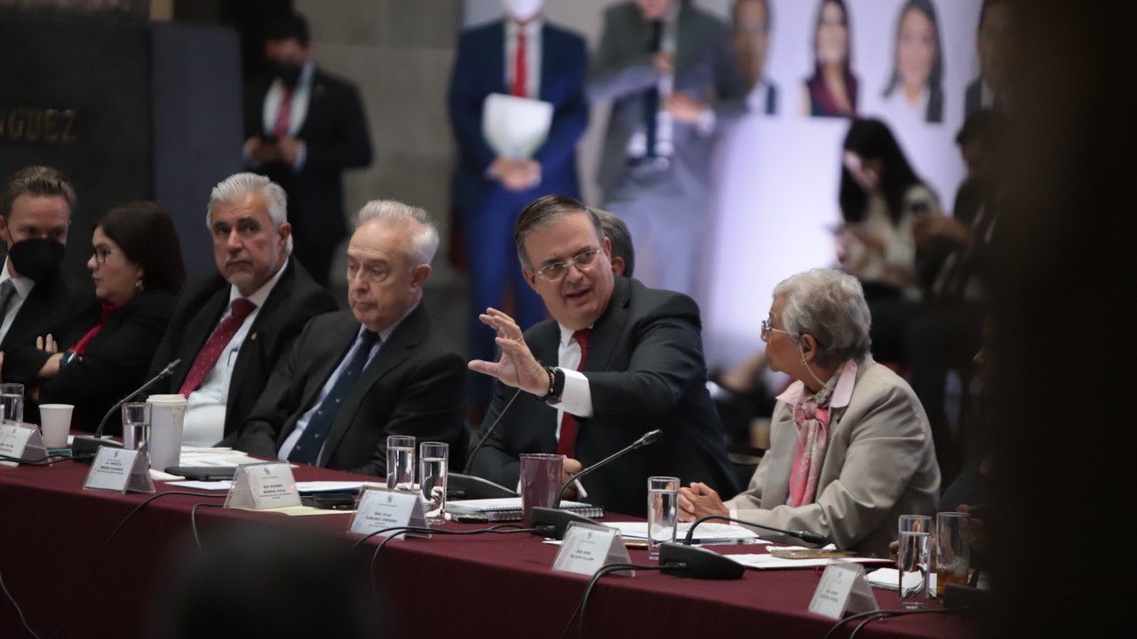 Ebrard pide endurecer penas por tráfico de armas en México
