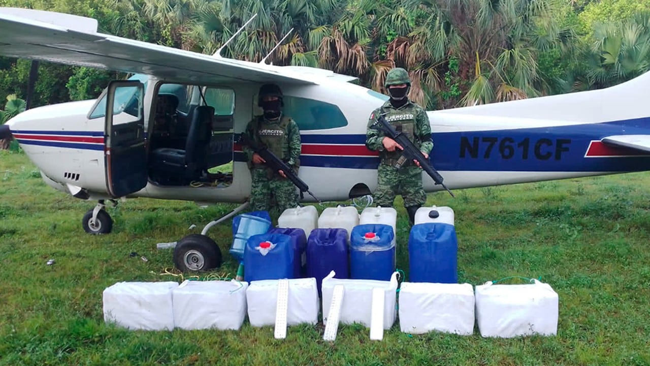 Ejército asegura avioneta que transportaba presunta cocaína en Chiapas