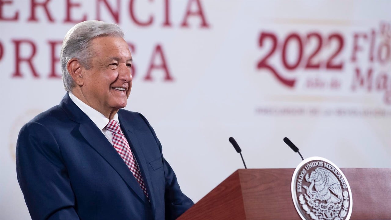 El presidenrte López Obrador habla ante la prensa en Palacio Nacional.
