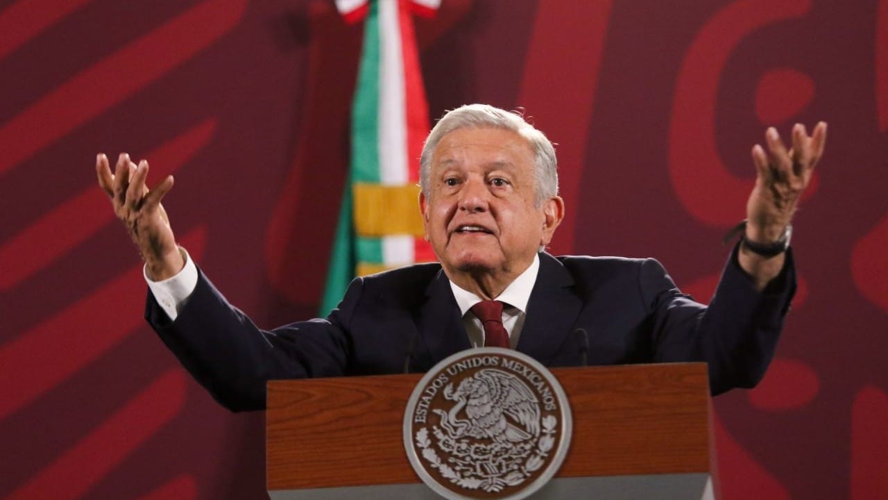 El presidente Andrés Manuel López Obrador habla en conferencia mañanera.