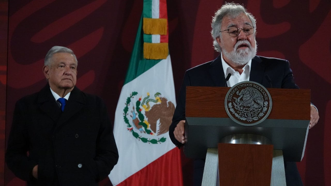 Andrés Manuel López Obrador, presidente de México, y Alejandro Encinas, subsecretario de Derechos Humanos de la Segob, en la mañanera. Fuente: Cuartoscuro