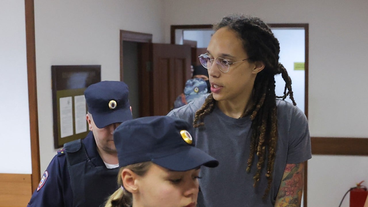 Equipo de Brittney Griner guarda 42 segundos de silencio en solidaridad tras condena de la jugadora a 9 años de cárcel en Rusia.
