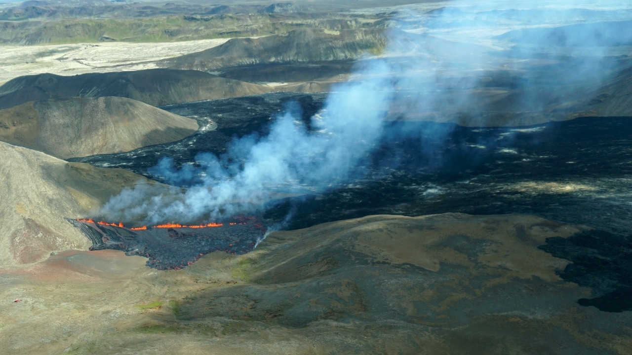 Fotografía aérea de la actividad del volcán Fagradalsfjall en Islandia