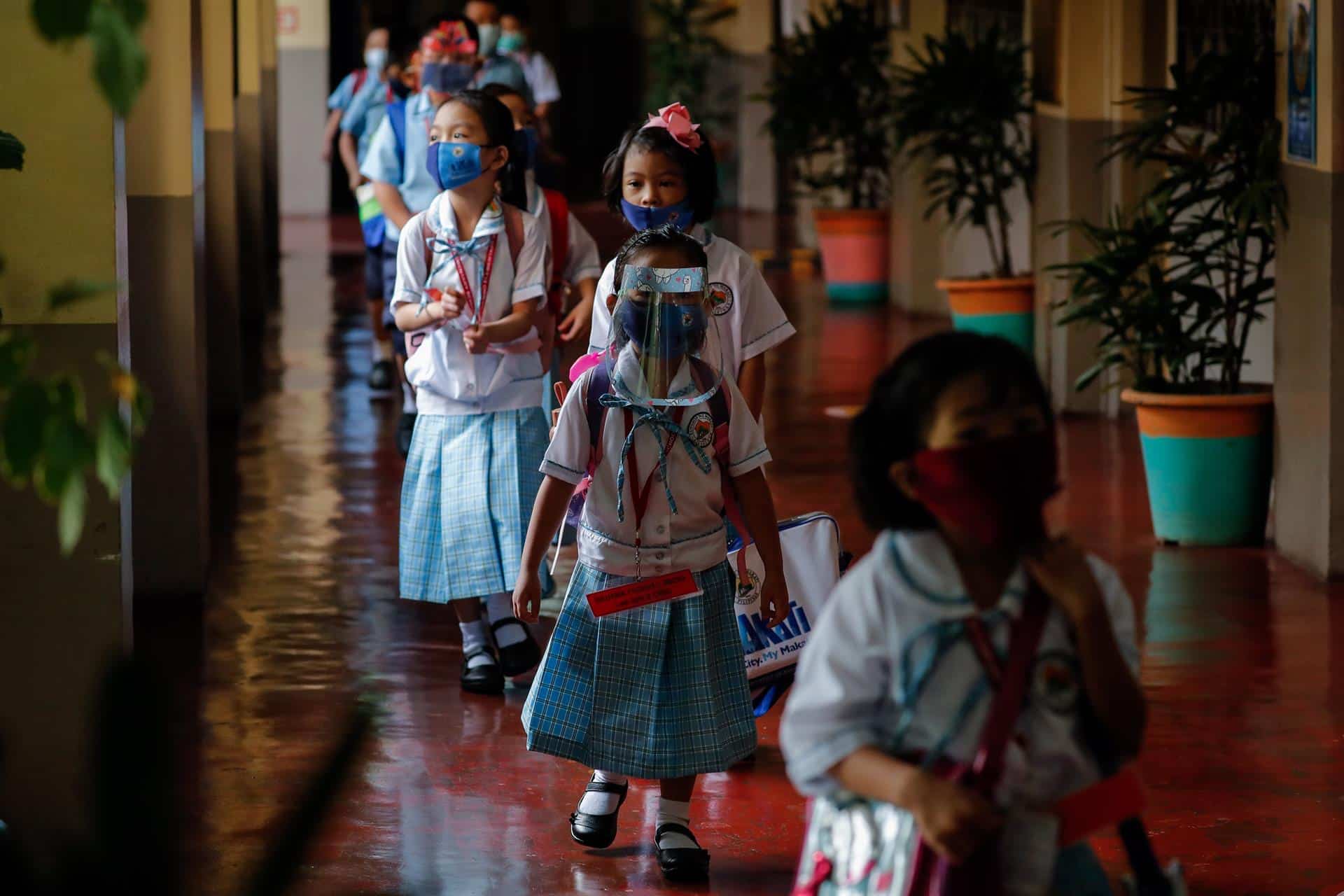 Filipinas reabre aulas después de dos años de cierre por pandemia del COVID
