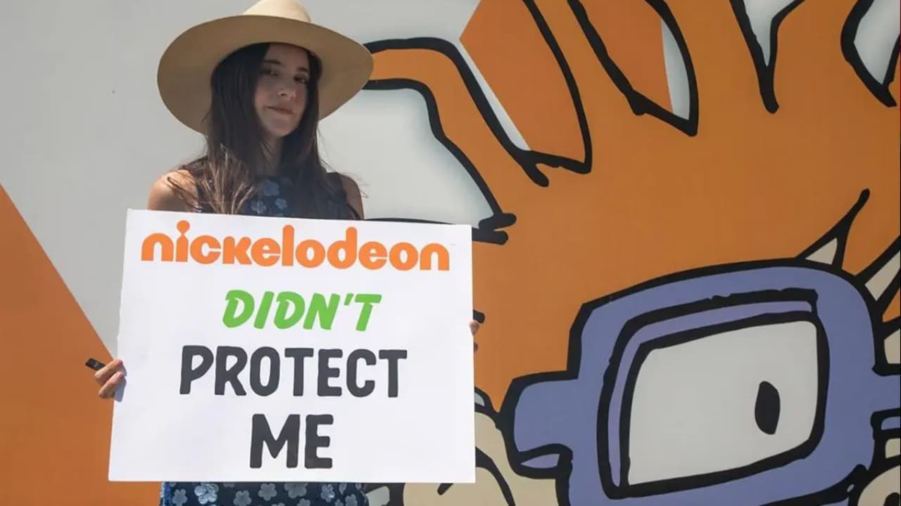 Alexa Nikolas de Zoey 101 protesta frente a Nickelodeon
