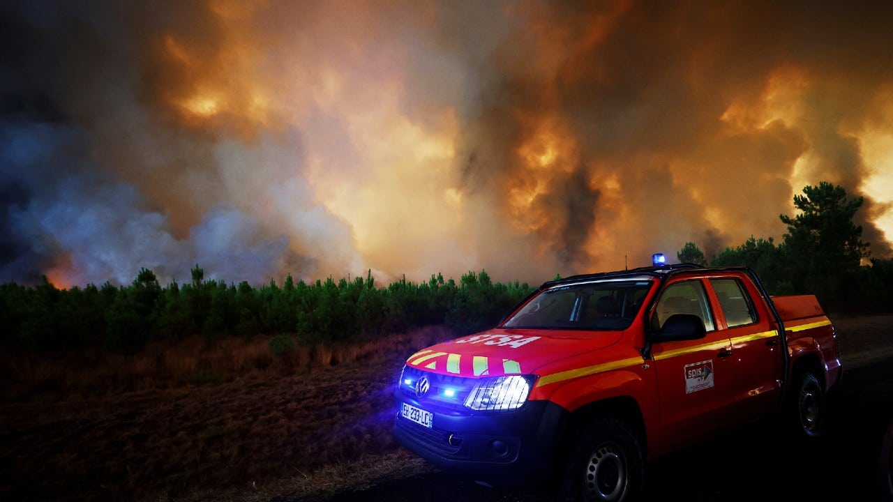 Más de mil bomberos combaten un gran incendio en la región de Gironda, al suroeste de Francia