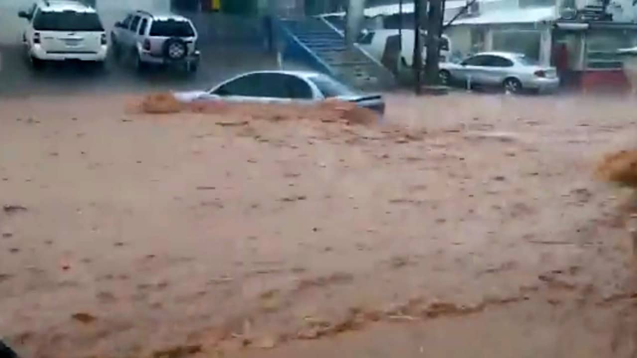 Fuertes lluvias en Nogales, Sonora, provocan inundaciones y arrastre de autos