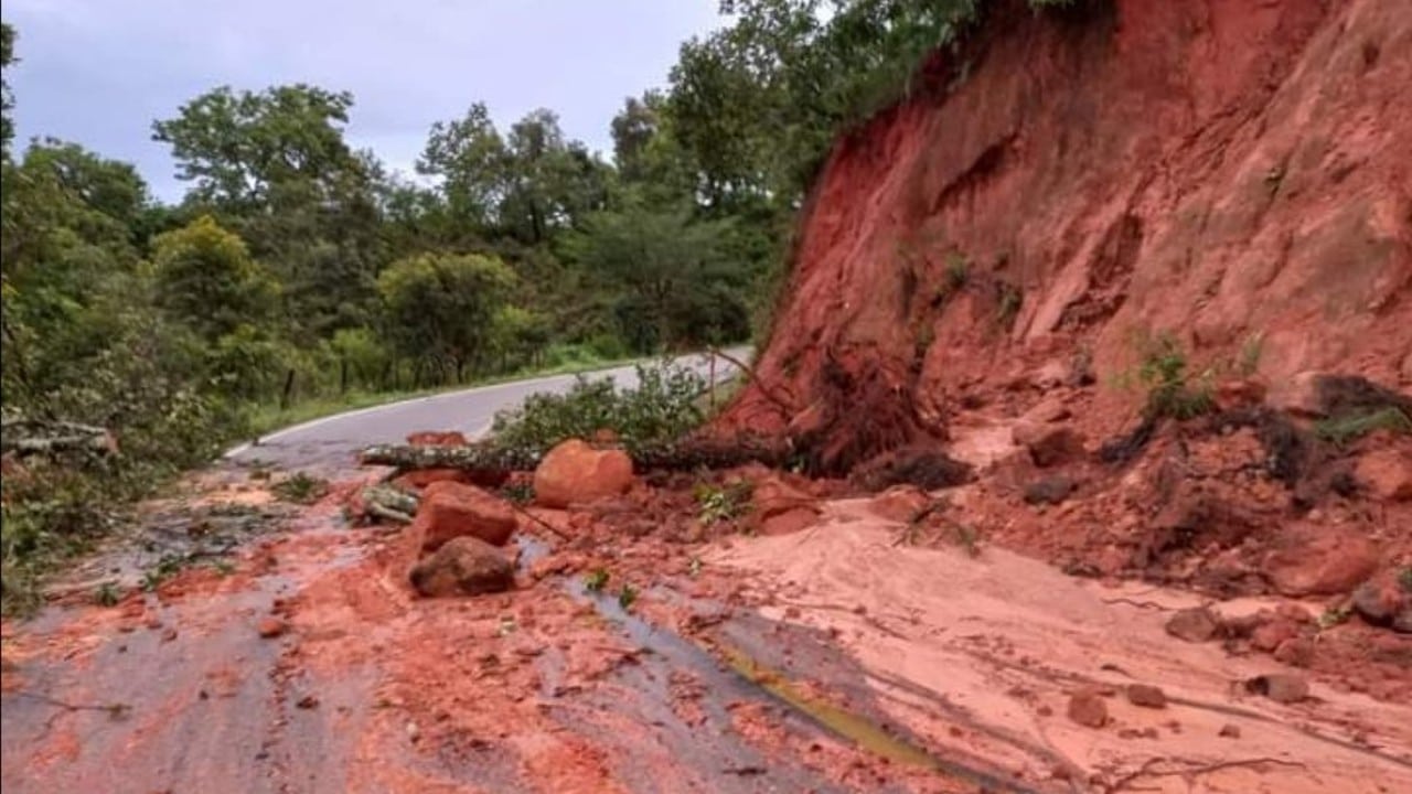 Fuertes lluvias en Oaxaca dejan dos personas muertas y daños en varias carreteras