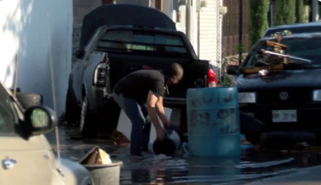 Aprovechan fuga de agua para lavar carros en Monterrey, NL