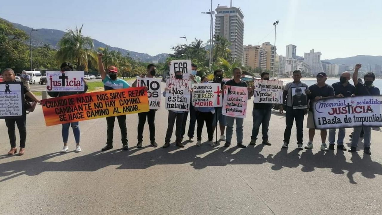 Periodistas protestan en Guerrero por el asesinaato de Fredid Román