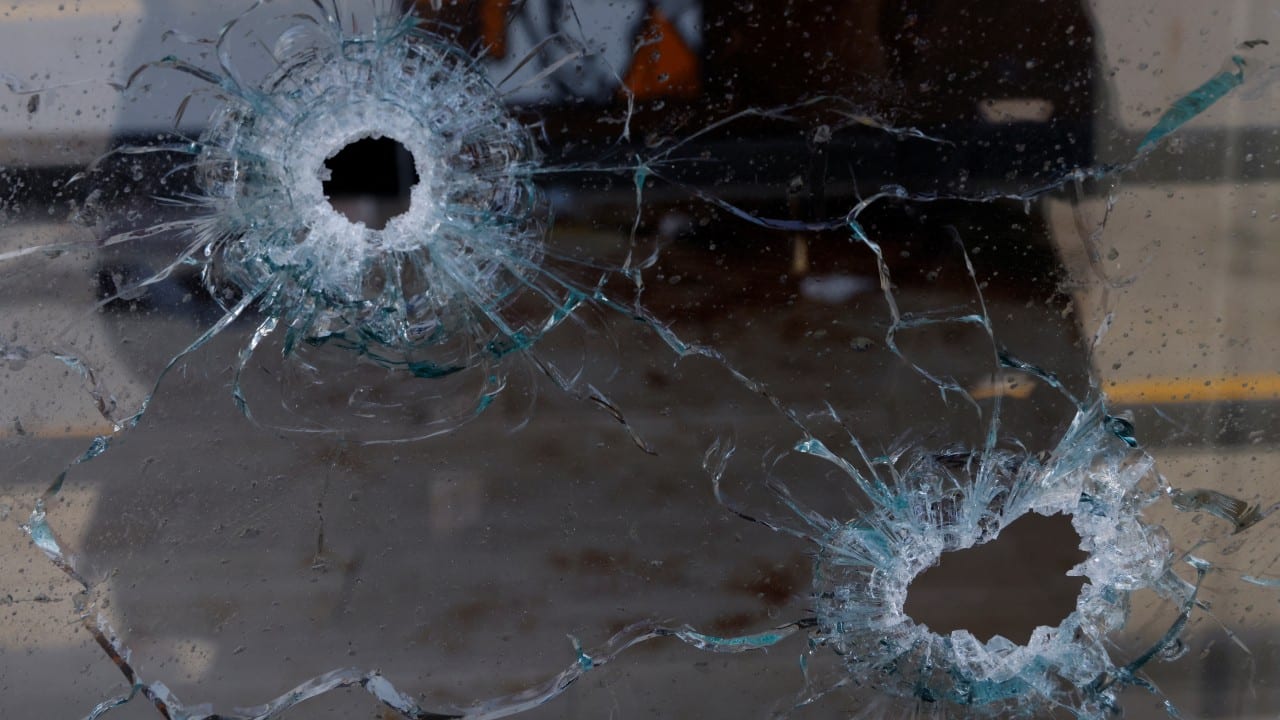 Vidrios perforados por la balas de un comando armado que atacó comercios en Ciudad Juárez, Chihuahua (Reuters)