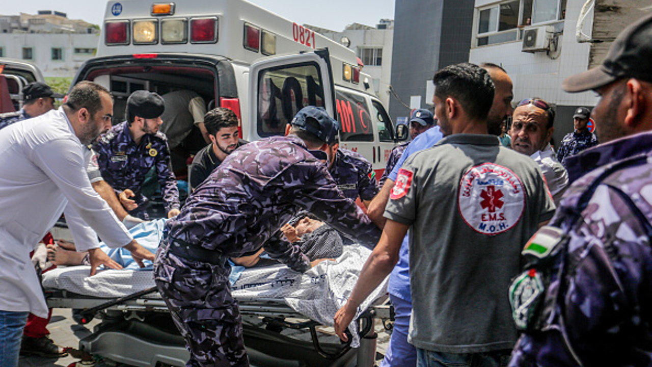 Un palestino herido es llevado a un hospital para recibir tratamiento médico tras el bombardeo israelí en la ciudad de Gaza