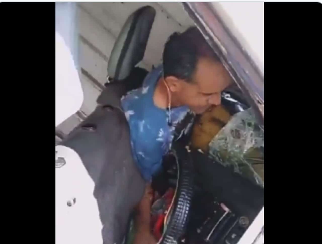 Hombre prensado en su camioneta se graba para pedir ayuda