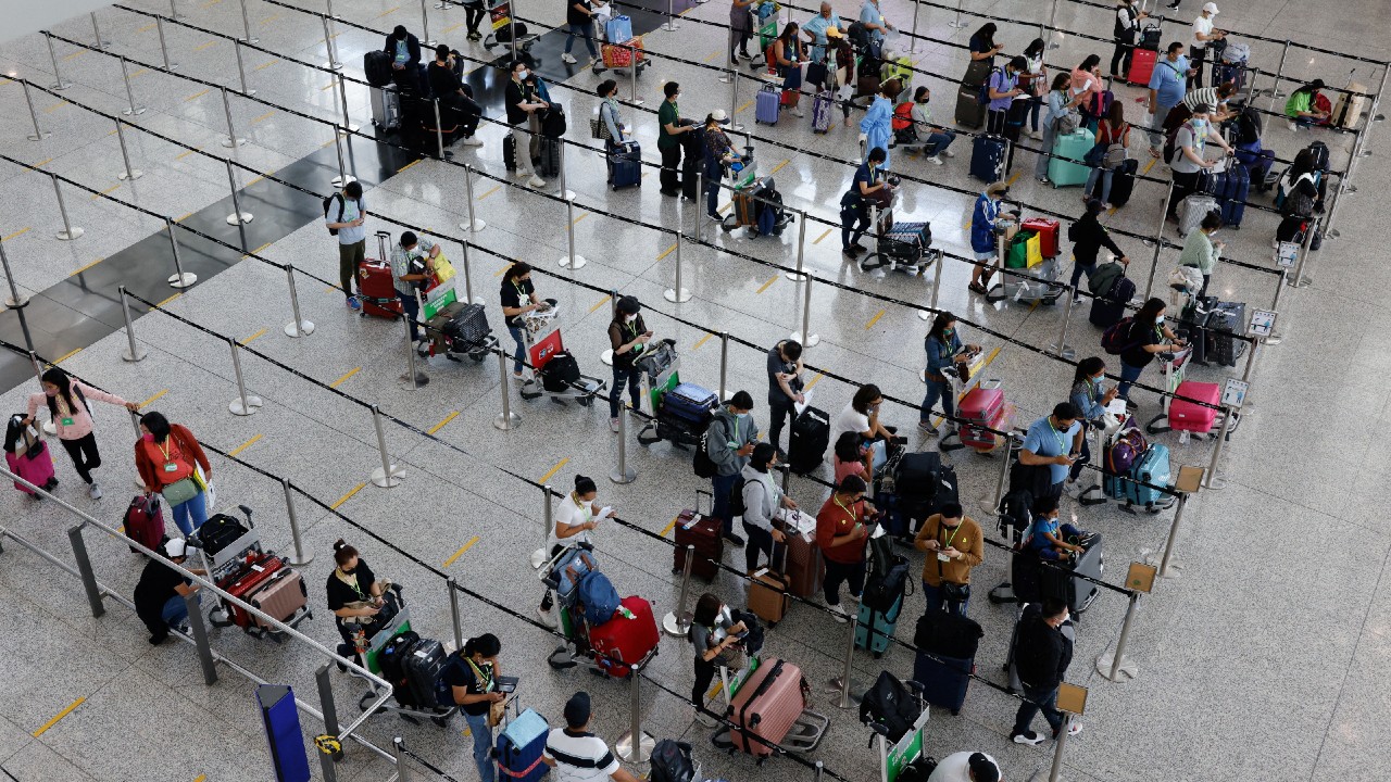 Hong Kong reduce periodo de cuarentena de viajeros internacionales a 3 días