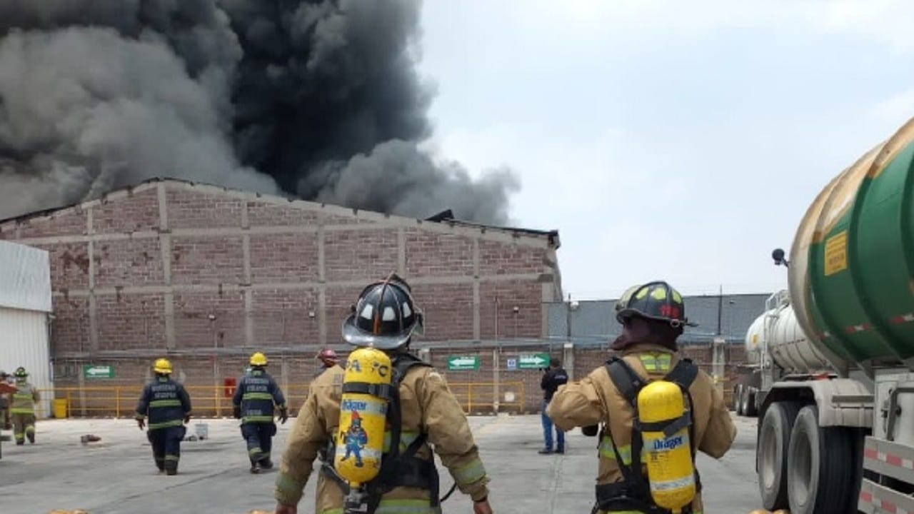 Bomberos de varios municipios mexiquenses combaten incendio en fábrica de Tultitlán (Twitter: @luismiguelbaraa)