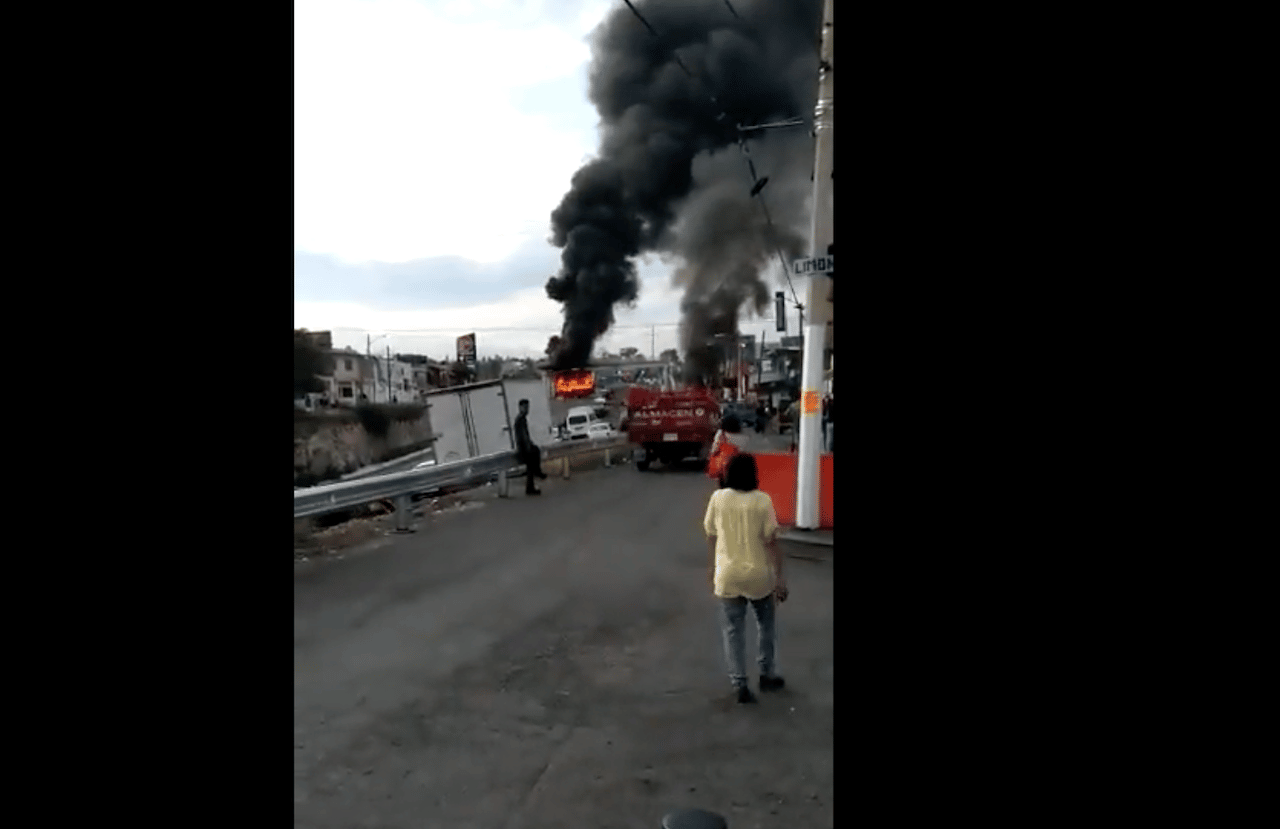 Bloqueo con vehículos incendiados en Carretera a Saltillo a la altura de la Mesa Colorada en Zapopan (Twitter: @JaliscoRojo)