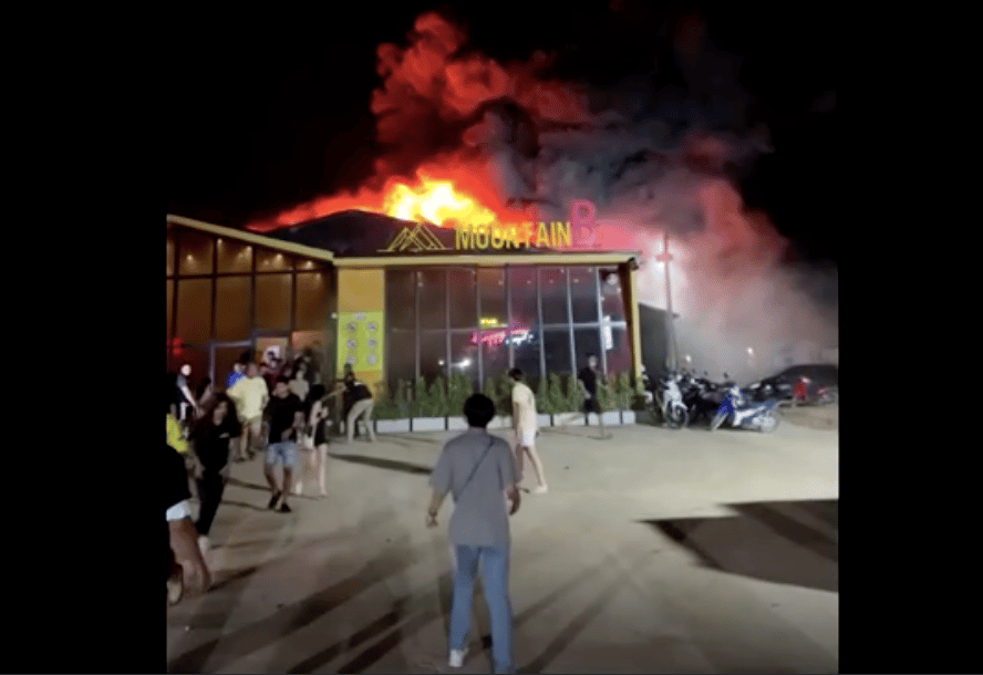 Incendio en el pub Mountain B, en Tailandia, deja al menos 13 muertos