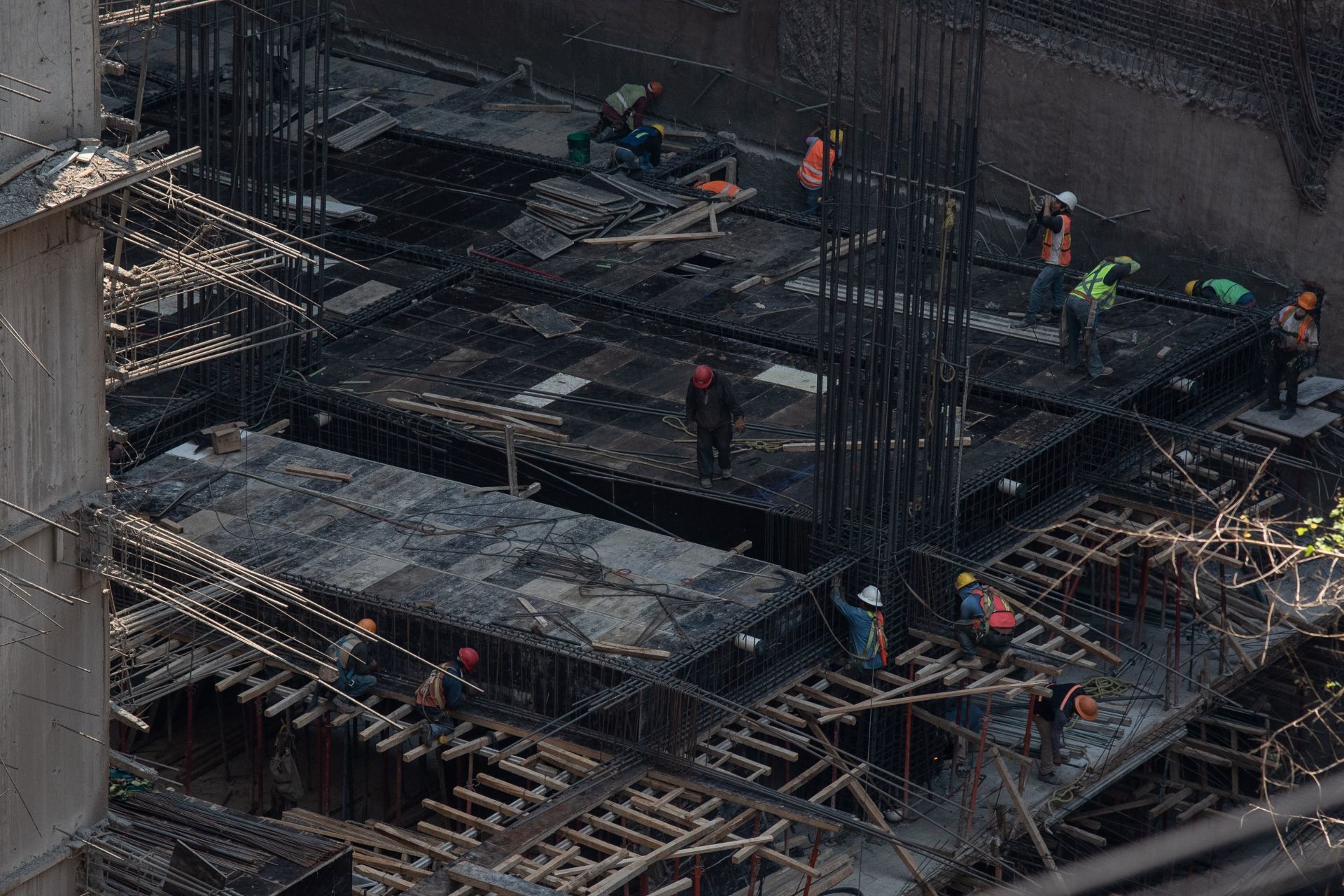 La industria de la construcción se mantiene activada durante la fase 3 de la emergencia sanitaria por coronavirus (covid-19). En la imagen, trabajadores realizan sus labores en una construcción ubicada a un costado de la autopista urbana norte.
