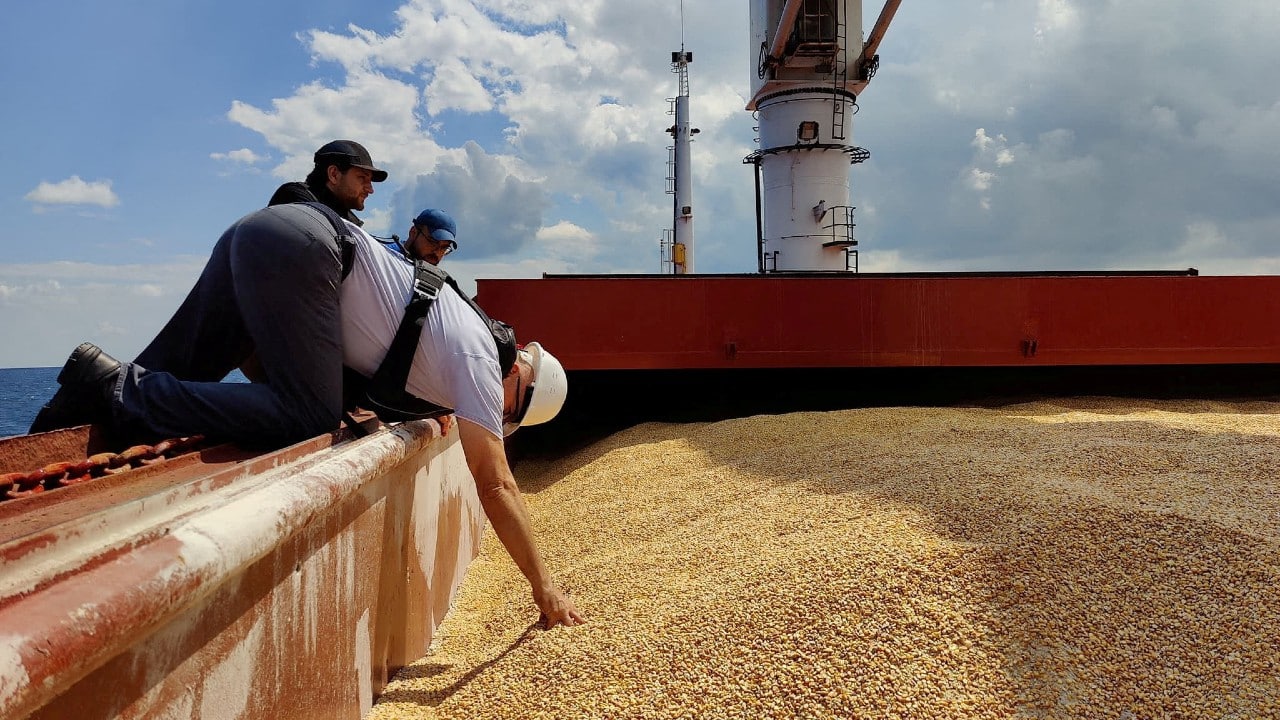 Inspeccionan el primer buque con cereales ucranianos ante la costa del Bósforo