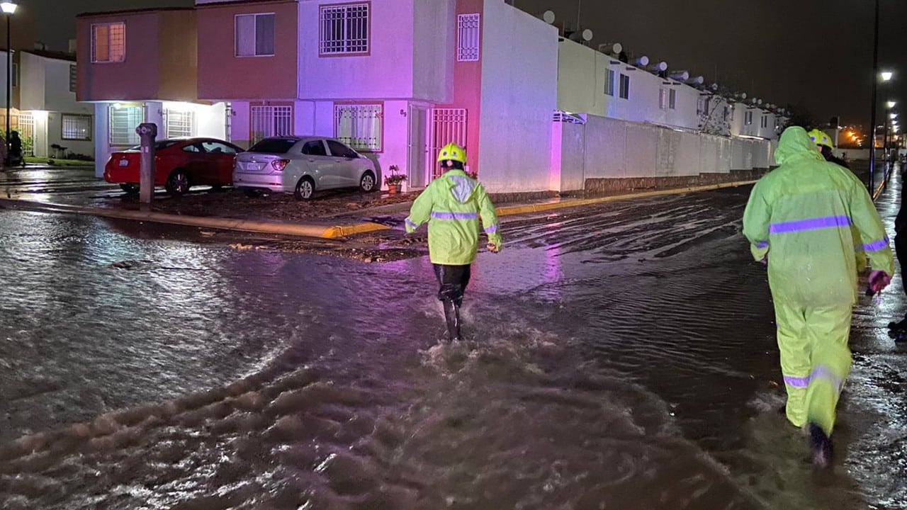 Intensa lluvia en Querétaro causa encharcamientos y deja vehículos varados