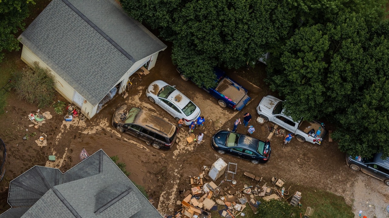Examina las áreas de desastre debido a las inundaciones en Kentucky (Reuters)