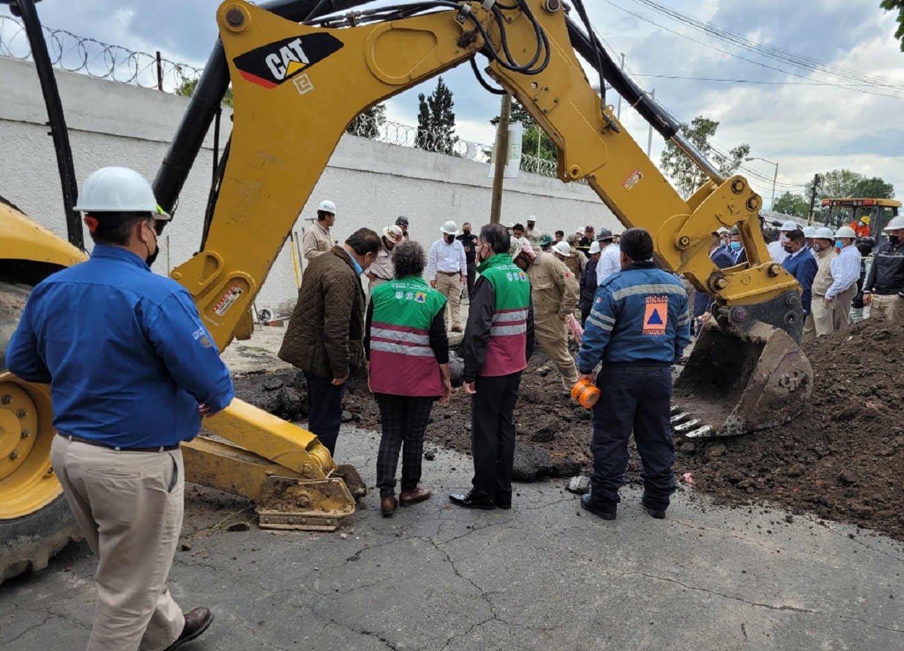 Presencia de elementos de Protección Civil CDMX y de Pemex tras hallazgo de toma clandestina en calles de la alcaldía Iztacalco (Twitter: @VenegasUrzua)