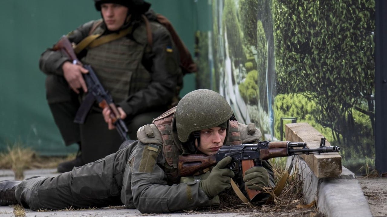 Soldados ucranianos ante el conflicto militar con Rusia (Twitter: @AP)