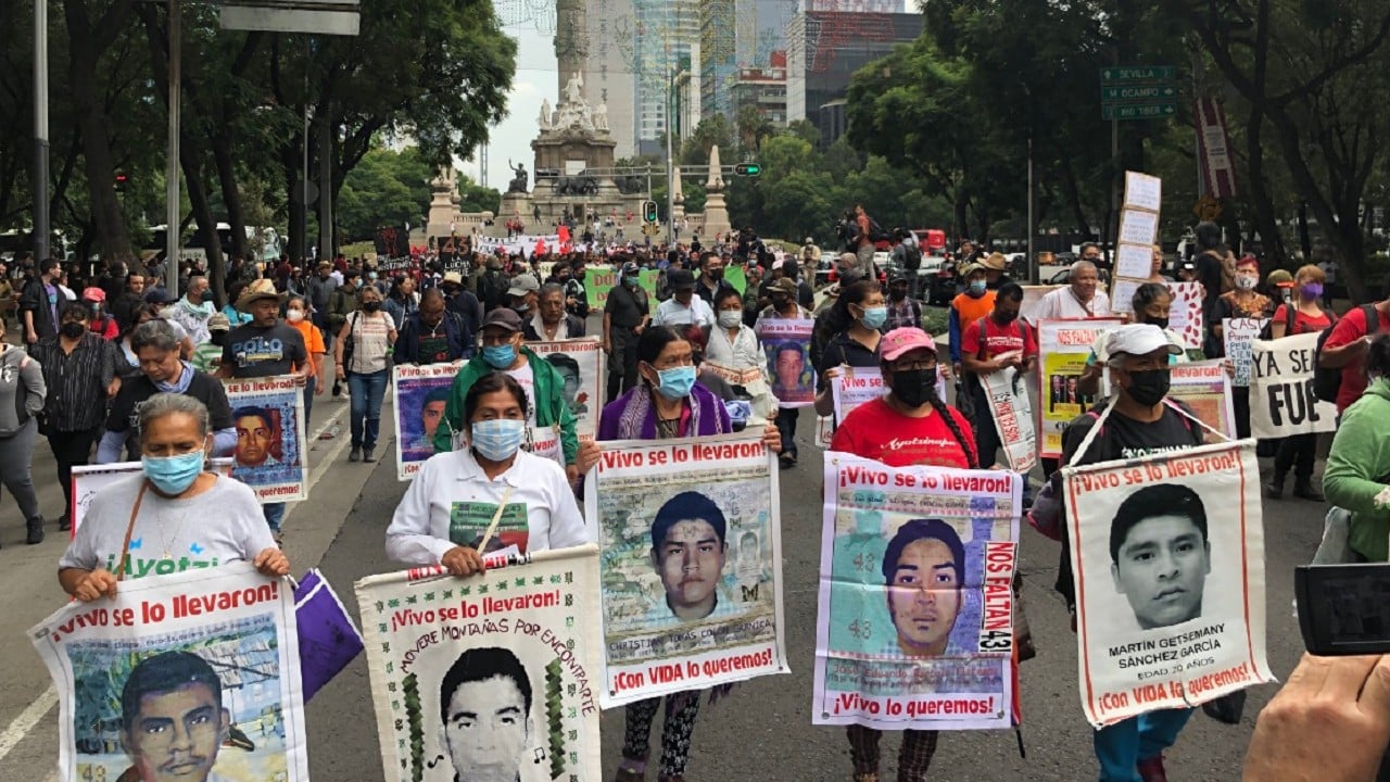 Marcha de los padres, normalistas y organizaciones por los 43 estudiantes desaparecidos de Ayotzinapa en la Ciudad de México (Twitter: @ManuSteels)