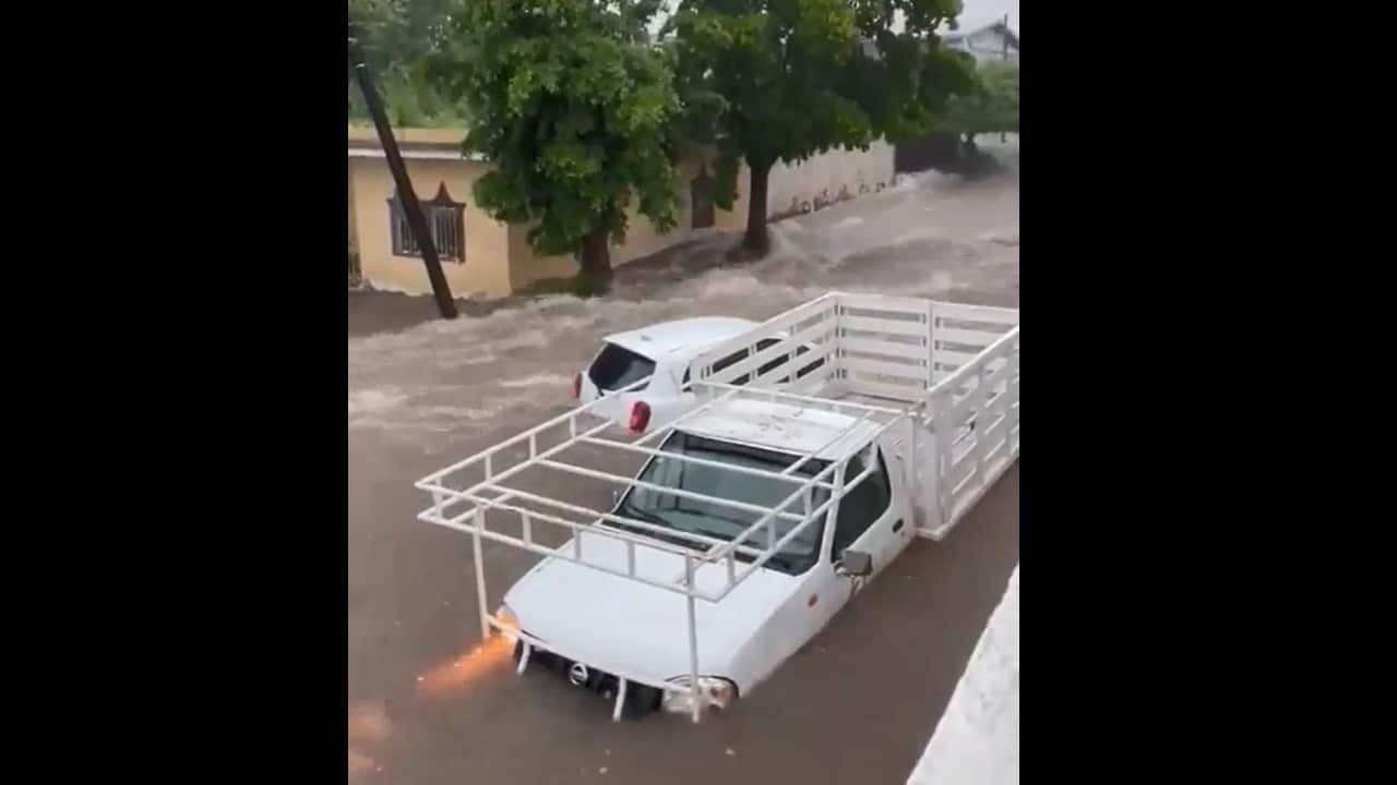 Vehículos arrastrados por alto nivel de agua en Ignacio Aldama, frente al Hospital General, en Culiacán, Sinaloa (Twitter: @GeminaLegioXIII)