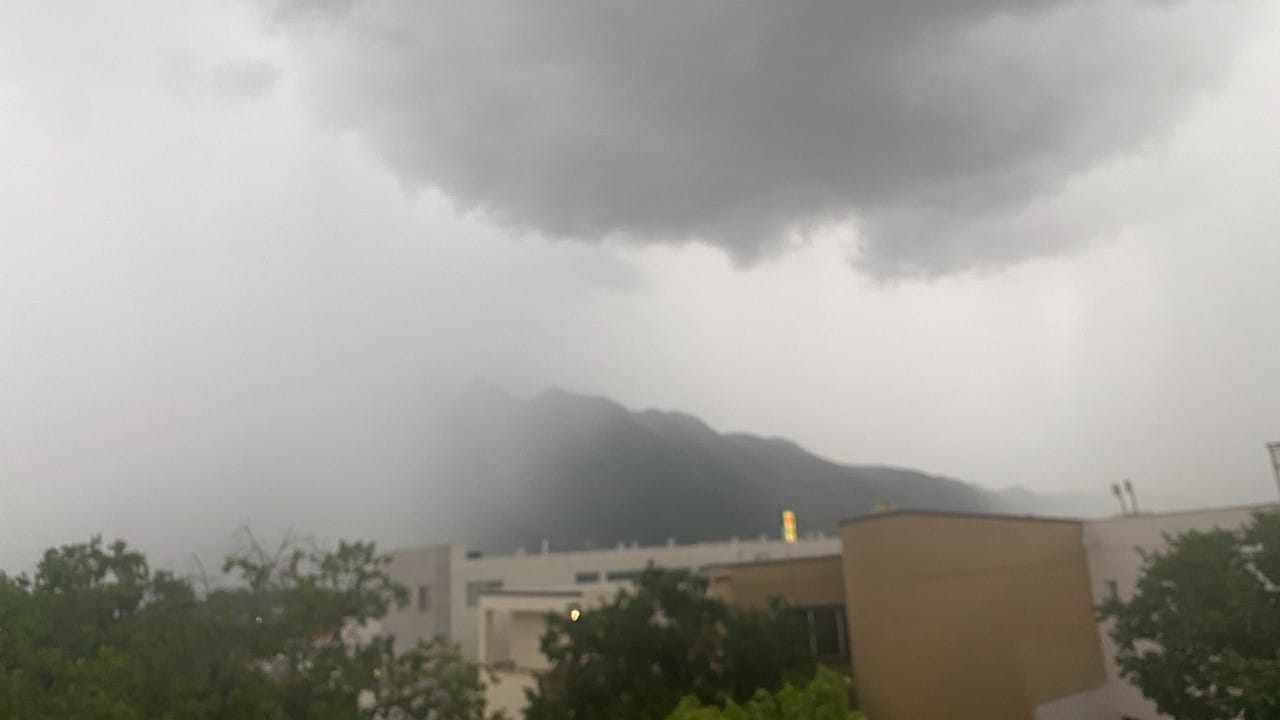 Al fin caen lluvias intensas en zona metropolitana de Monterrey.