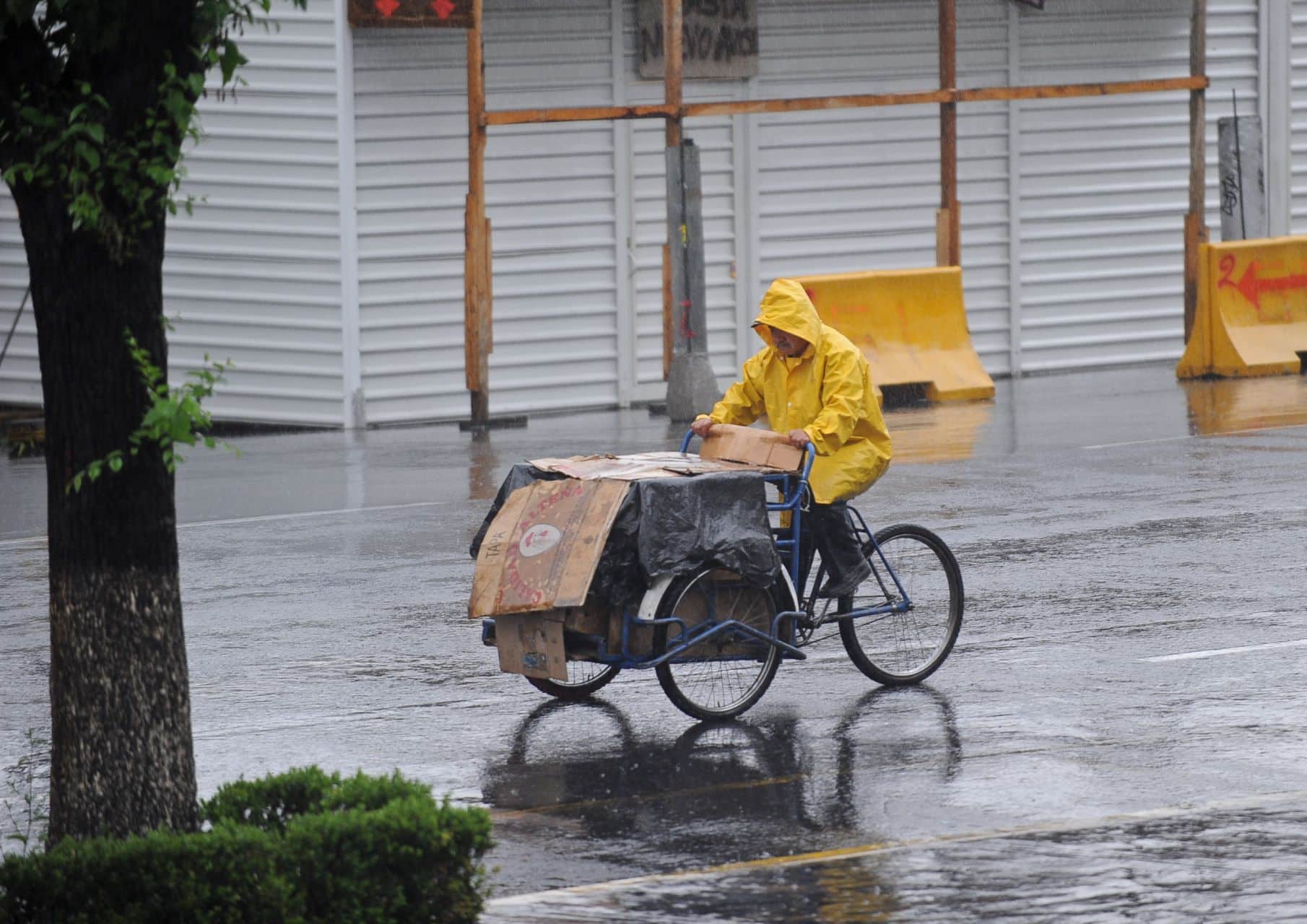 Capitalinos se previenen con paraguas e impermeables debido a la lluvia (Cuartoscuro)