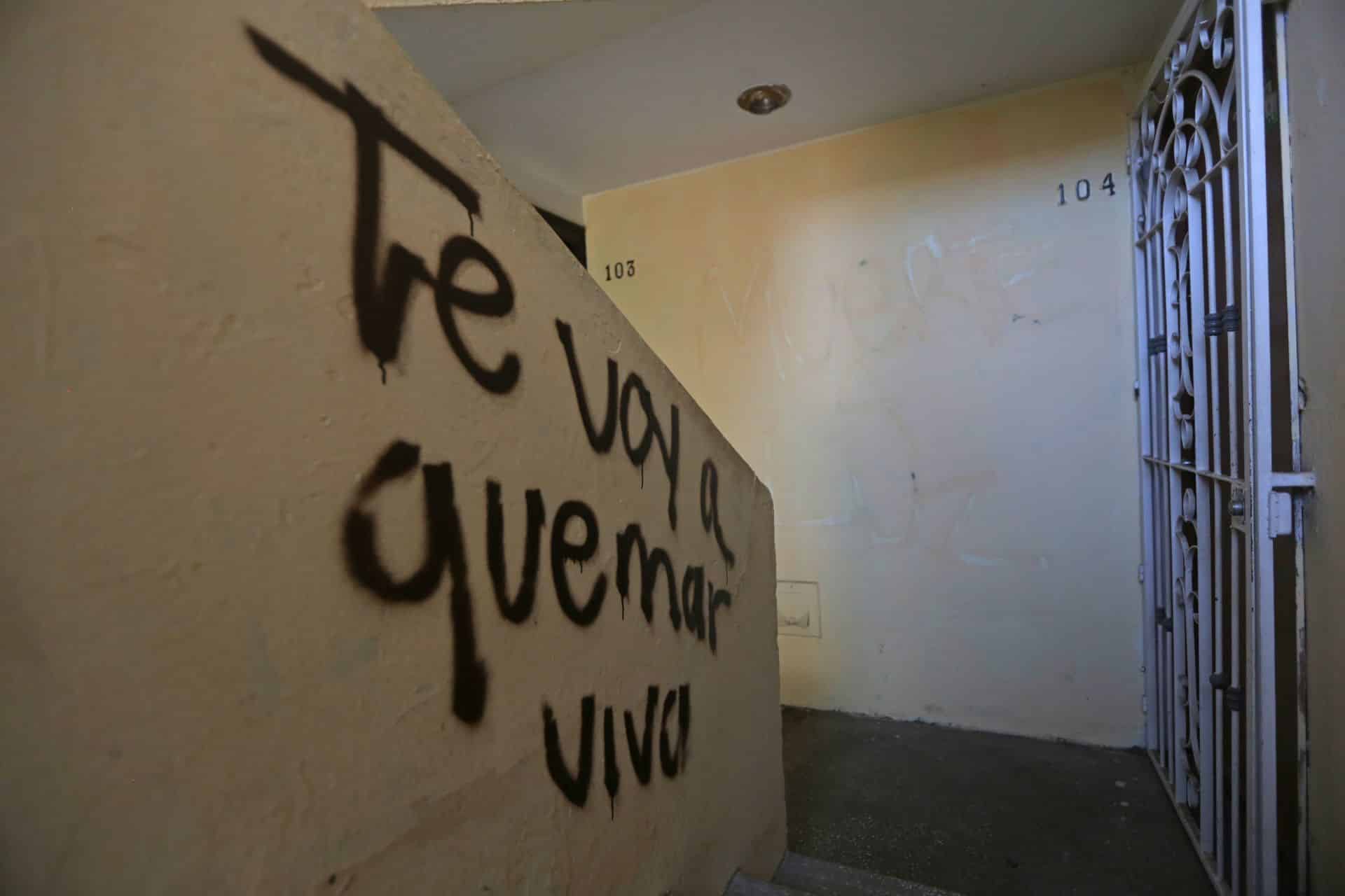 Amenazas escritas con aerosol, en las paredes del complejo de departamentos en donde habitaba Luz Raquel Padilla, antes de ser victima de feminicidio (Cuartoscuro)