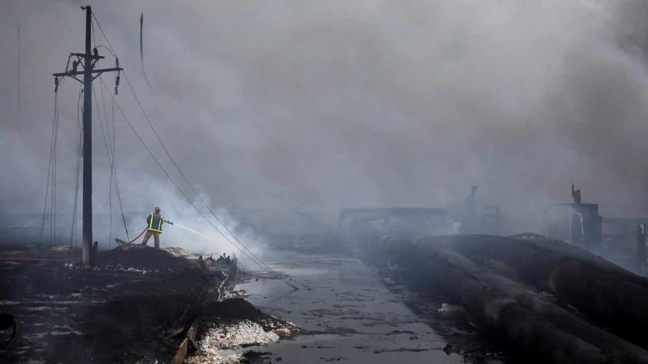 Un bombero trabaja en la zona donde explotaron los tanques de almacenamiento de combustible cerca del puerto de superpetroleros de Cuba, en Matanzas (Reuters)