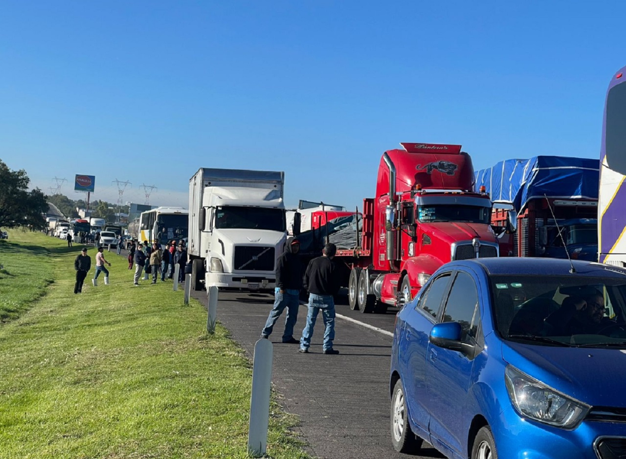 Circulación afectada en la autopista México-Pachuca por un bloqueo de transportistas (Twitter: @vialhermes)