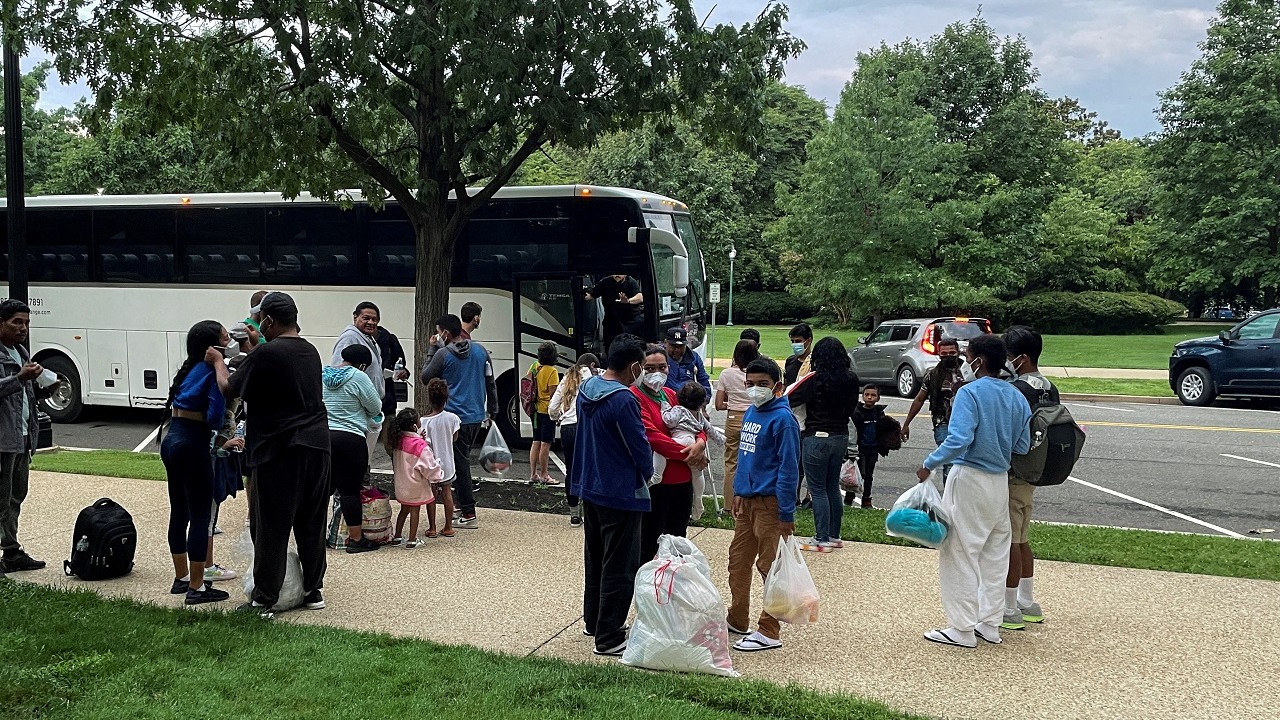 Gobernador de Texas envía autobús con 50 migrantes a NY