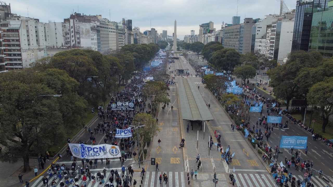 Los manifestantes pretenden que el presidente peronista Alberto Fernández respalde amplios aumentos salariales.