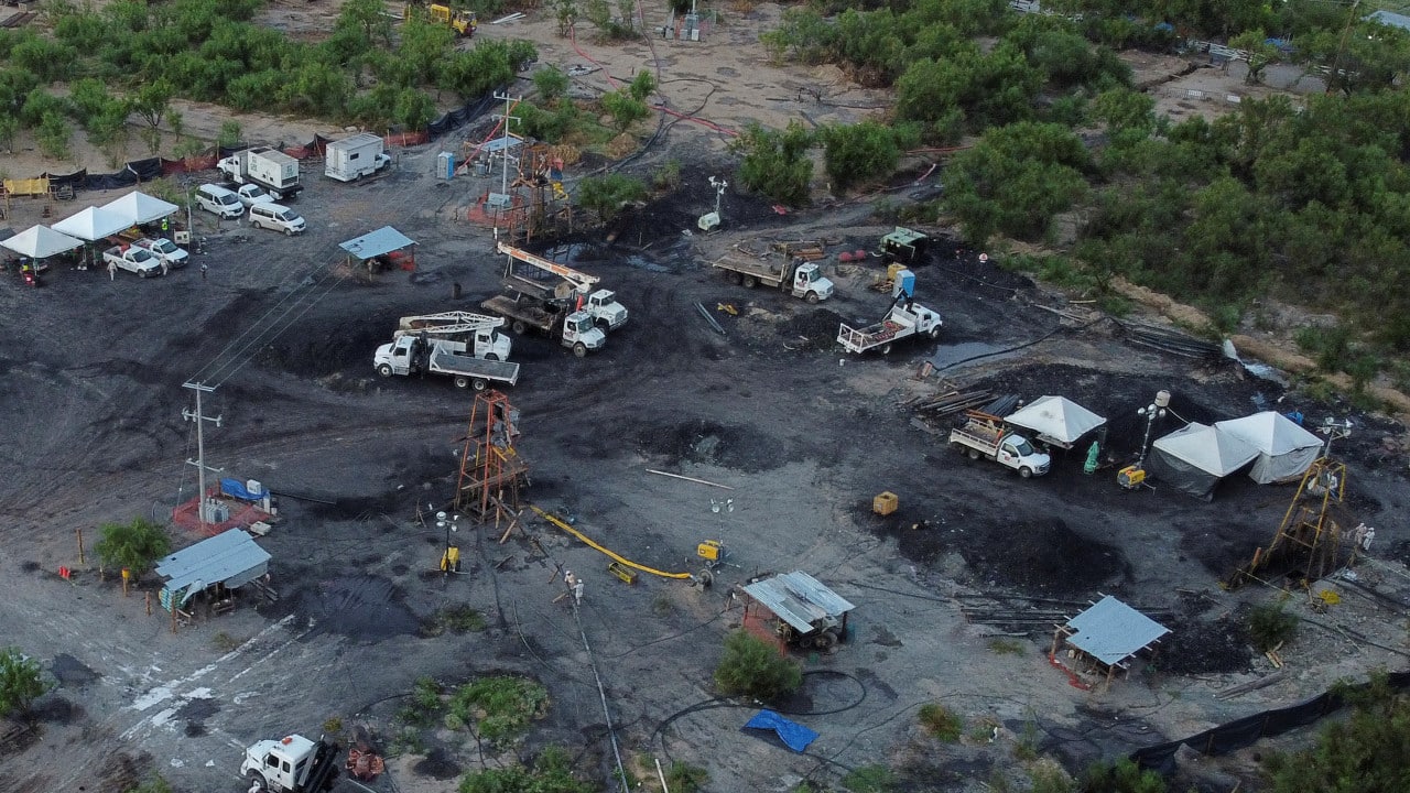 Investigan origen de agua en pozos que retrasa rescate de 10 mineros en Coahuila